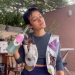 Jely Reategui Instagram - En días de eclipse total del amor, comer y beber fermentos es una alegría para mi corazón y para mi flora tristán. Gracias @cuatrobacterias por hacerme la taba🩷 Respecto a mi pulmón, ando tomando las medidas correspondientes y ya saqué algunas citas y otras cosas más amables. Respirar es mi pasión de gavilanes y mi hobbie predilecto. Ke biba la salú.