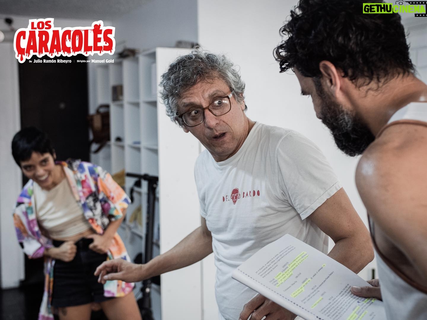 Jely Reategui Instagram - Muy pronto llega…”Los caracoles” de Julio Ramón Ribeyro dirigida por @manuelgoldp 🐌✨ y nosotros ya estamos ensayando! 🎭Elenco: @jelyreategui @giselaponcedeleonf @miguelizaactor @renatorueda_ @sebasghirf 😱Aprovecha la preventa antes de que se acabe stock ¡Te esperamos! 💥Consigue tus entradas en el link de la descripción