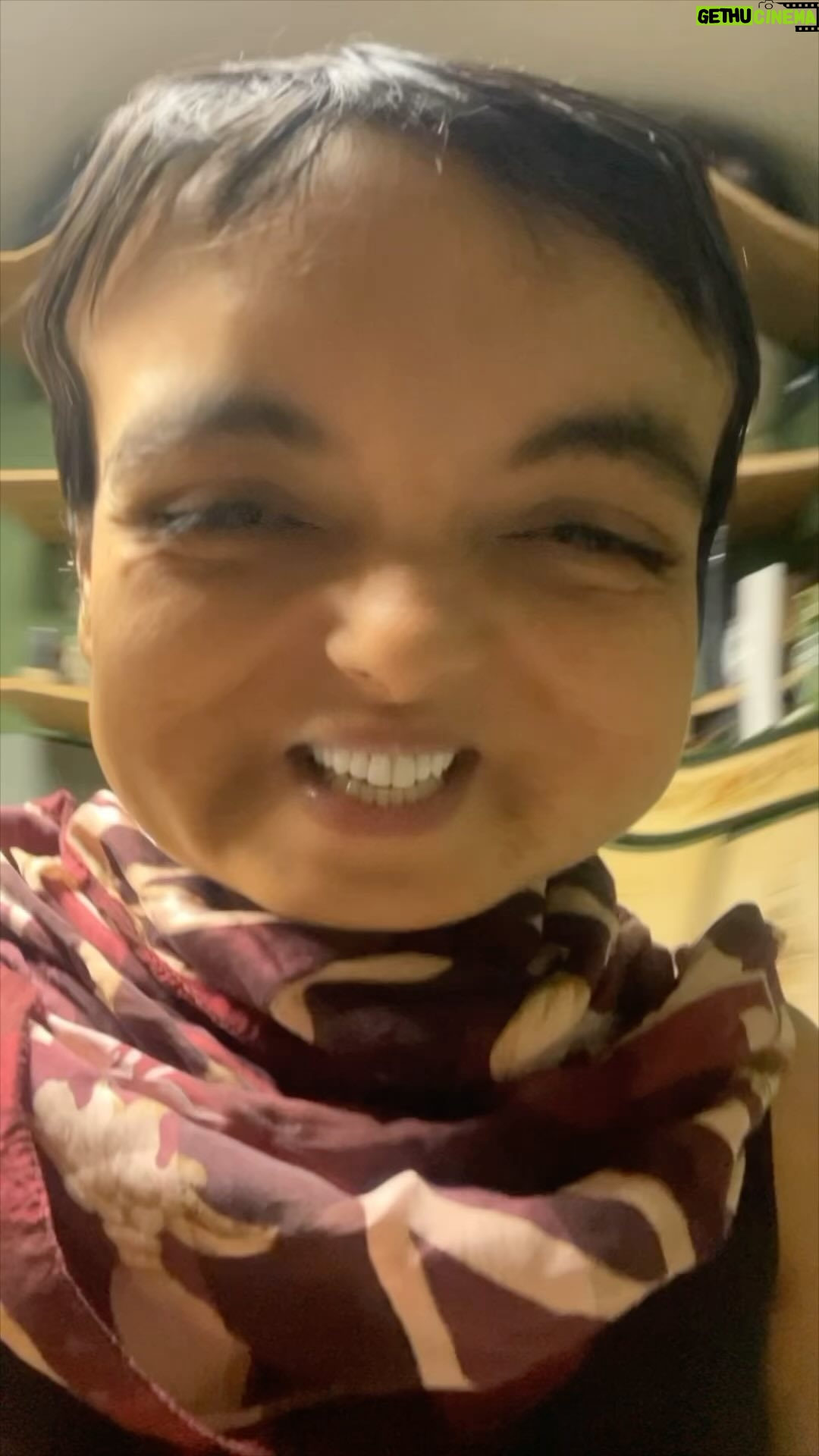Jely Reategui - 6.6K Likes - En el día de San Valentín Paniagua (el día predilecto de la Vickyta) Rochi, a punta de lonches, convenció a Vicky para que también haga el video de toda moda sobre la identidad para generar encheichment porque #redesdemercadeo
