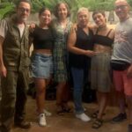 Jely Reategui Instagram – Mi hente latino: 

Gracias de corazón. Por su cariño, por sus mensajes, por la cantidad de veces que me han dicho pug en mi foto anterior (asumiré que soy una perraencalor), por el aguante y la buena onda. 

A mis familigos / amiglia los amo mucho. Gracias por estar, por llamar, venir a casa a darme abrazos deliciosos y regalos sin igual y sentarse en las sillas.

Recibí mis 36 veranos mejorando la casita, con mi dreamteam ❤️‍🔥 con orquesta en vivo del vecino, comiendo mi juanecito de yuca directamente desde Iquitos, gracias a @ikiitu, con una serie de manjares hermosos de @lapanetteriabarranco y mis bebidas fieles de siempre gracias a @sidracalango y @vinosguapos 🩷

El tiramisú de @olivia_y_coque_cucina tendrá su momento especial porque he decidido comerlo en ritual y calma.

Desayuné con mis amigas de toda la vida. No fui al mar como tenía planeado pero conocí a mi sobrina que se llama Mar y eso superó cualquier plan. 

Mi outfit cumpleañero llegó gracias al gentil auspicio de @pulgalatienda y me gustó mucho usarlo para ir a ensayar y a fiestear en mi casa🌸

La pasé muy bonito de verdad. Gracias. 

Agradecimientos especiales a @marianopaz__ y a @l.a.v.a.c.a por su incondicionalidad ♥️

Besitos cachichurris machichurris chichirris.