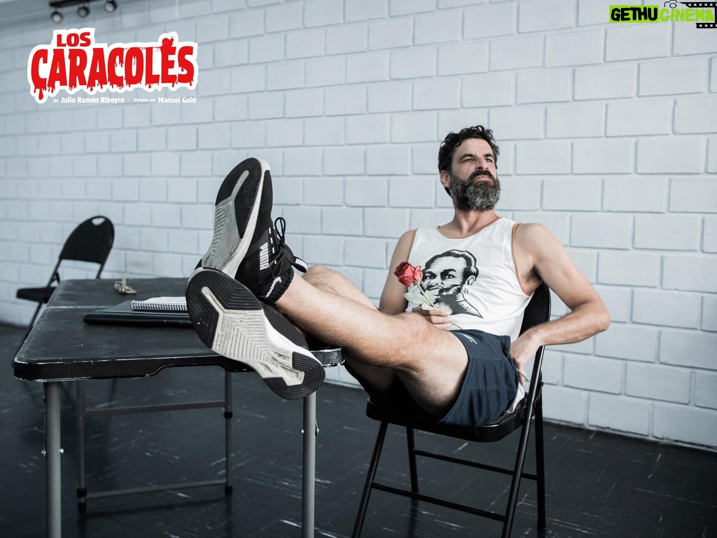 Jely Reategui Instagram - Muy pronto llega…”Los caracoles” de Julio Ramón Ribeyro dirigida por @manuelgoldp 🐌✨ y nosotros ya estamos ensayando! 🎭Elenco: @jelyreategui @giselaponcedeleonf @miguelizaactor @renatorueda_ @sebasghirf 😱Aprovecha la preventa antes de que se acabe stock ¡Te esperamos! 💥Consigue tus entradas en el link de la descripción