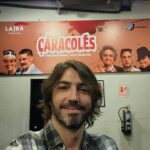 Jely Reategui Instagram – Hoy estrenamos Los Caracoles de Julio Ramón Ribeyro, dirigida por @manuelgoldp y producida por @lairaproducciones 

Y me tomo un ratito para dedicarle este post a mi amigo Namuel. Mi director. Mi amigo del alma, el actor con el que he compartido más montajes de teatro (12 obras sin contar reposiciones) y Los Caracoles es nuestra obra #13, pero con él como director, y es estupendo. La sensibilidad, creatividad, adicción al timming y claridad que tiene para interpretar, la une con su talento para comunicarse y llevarnos de la manito en todo el proceso de una manera tan paja y generosa que ayer terminamos todos llorando de amor antes del pre estreno. 

Amigo: te amo y te admiro. Eres un excelente director, actor, amigo, persona y armadillo astuto. 

A mis amigos del elenco y la pollito: Qué paja jugar juntos, son increíbles. Ojalá existiera el premio Bachi Soraluces para que nos nominen y ganar el premio de la diversión. 

Al equipo de @lairaproducciones : chambón! Qué bonito ser parte 🥹 gracias!

HOY ESTRENAMOS LOS CARACOLES EN EL @nuevoteatrojulieta ✨ corta temporada de jueves a domingo a las 8pm. Los esperamos con mucho cariño. 

Entradas en @joinnus y en la boletería del teatro.