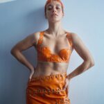 Jely Reategui Instagram - Caralavada y Pelinaranjienta 🍊🔥🧡💥🍑 bajo el ojo brillante de @jorgeanayaetc y las ropitas rockeras de @__delosantos 🦁✨