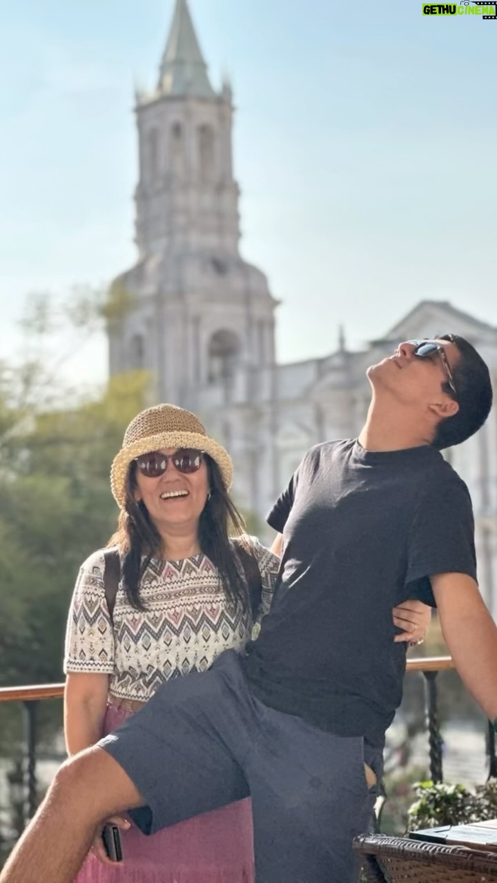 Jely Reategui - 5.8K Likes - Excelente domingo de tragadera imparable con mi madre solohayunaycomolamíaninguna 🧡 fuimos a @volcanica.pe y estuvo todo muy delicioso, y ahora me voy a mi función de Los Caracoles para bajar el chicharrón 🥰