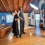 Jely Reategui Instagram – Hoy estrenamos Los Caracoles de Julio Ramón Ribeyro, dirigida por @manuelgoldp y producida por @lairaproducciones 

Y me tomo un ratito para dedicarle este post a mi amigo Namuel. Mi director. Mi amigo del alma, el actor con el que he compartido más montajes de teatro (12 obras sin contar reposiciones) y Los Caracoles es nuestra obra #13, pero con él como director, y es estupendo. La sensibilidad, creatividad, adicción al timming y claridad que tiene para interpretar, la une con su talento para comunicarse y llevarnos de la manito en todo el proceso de una manera tan paja y generosa que ayer terminamos todos llorando de amor antes del pre estreno. 

Amigo: te amo y te admiro. Eres un excelente director, actor, amigo, persona y armadillo astuto. 

A mis amigos del elenco y la pollito: Qué paja jugar juntos, son increíbles. Ojalá existiera el premio Bachi Soraluces para que nos nominen y ganar el premio de la diversión. 

Al equipo de @lairaproducciones : chambón! Qué bonito ser parte 🥹 gracias!

HOY ESTRENAMOS LOS CARACOLES EN EL @nuevoteatrojulieta ✨ corta temporada de jueves a domingo a las 8pm. Los esperamos con mucho cariño. 

Entradas en @joinnus y en la boletería del teatro.