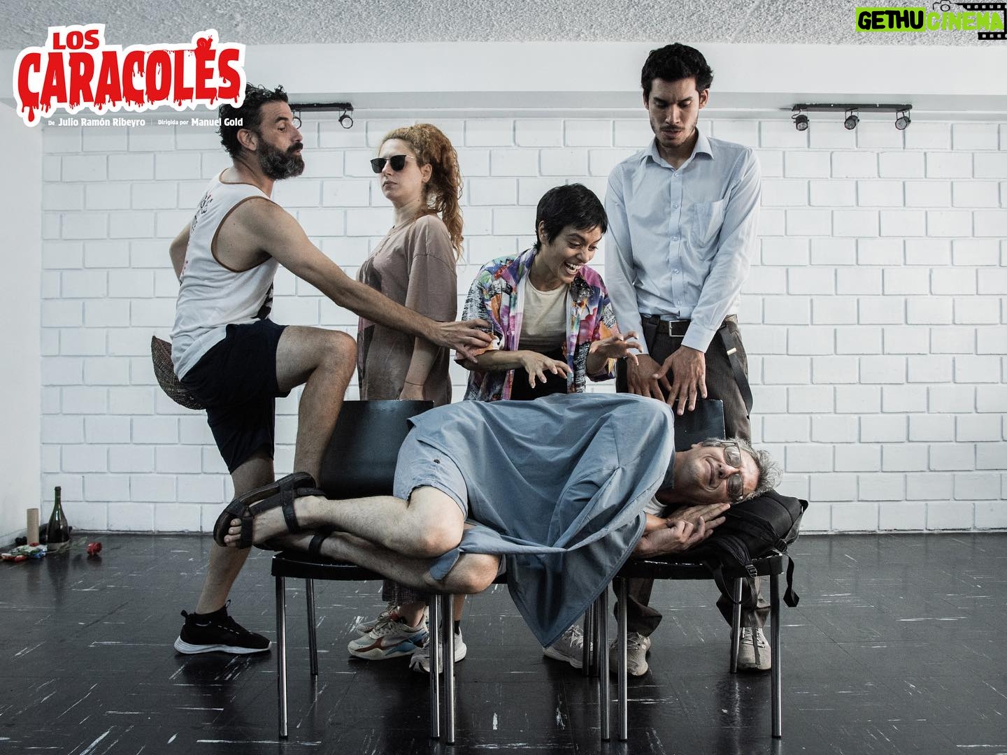 Jely Reategui Instagram - Muy pronto llega…”Los caracoles” de Julio Ramón Ribeyro dirigida por @manuelgoldp 🐌✨ y nosotros ya estamos ensayando! 🎭Elenco: @jelyreategui @giselaponcedeleonf @miguelizaactor @renatorueda_ @sebasghirf 😱Aprovecha la preventa antes de que se acabe stock ¡Te esperamos! 💥Consigue tus entradas en el link de la descripción