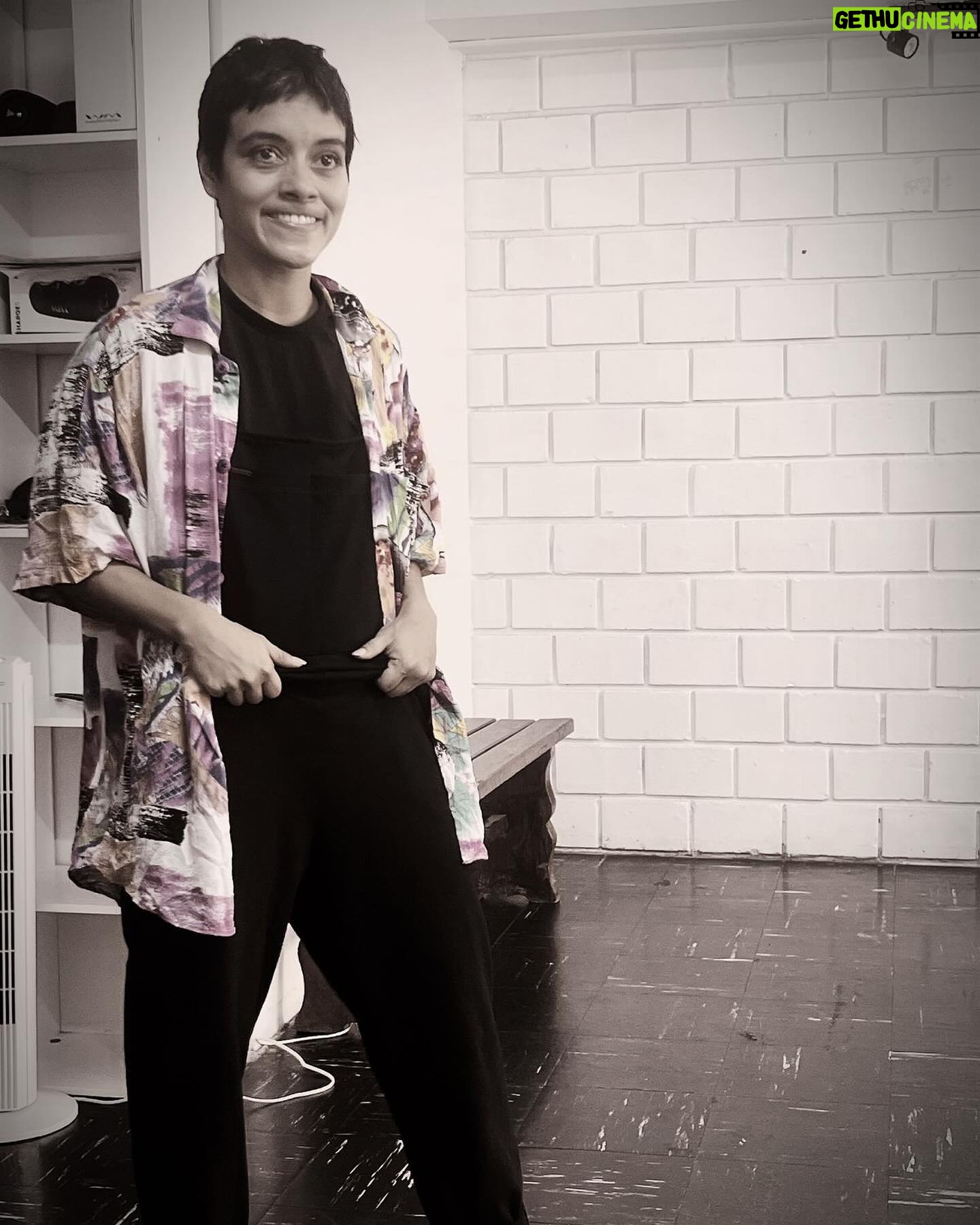 Jely Reategui Instagram - Con emoción infinita les enseño el pre afiche de LOS CARACOLES 🐌 De Julio Ramón Ribeyro. Dirigida por el mejor del mundo @manuelgoldp 🥲♥️ donde además comparto escenario con mis queridísimos @giselaponcedeleonof @miguelizaactor @renatorueda_ @sebasghrif 🥲♥️ un lujazo esto, estoy chocha 🥰 “Yaaa, pero de qué trataaaa?” - En algún lugar del tercer mundo, el emblemático hotel “El Trópico” se encuentra al borde de la bancarrota 💰debido a su nueva competencia: “La Isla de El Viejo Roble”. El gerente y el secretario de “El Trópico” no dudarán en hacer de todo para aplastar a sus rivales 💸, sin importar la ética, las leyes ni las consecuencias ⚖️. … cualquier parecido con la realidad, no es parecido, es igual. Producida por @lairaproducciones 💥Consigue tus entradas a precio preventa en @joinnus