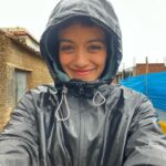 Jely Reategui Instagram - Mi enereada hasta el momento: 1. Me fui a Huancayo. Específicamente a Mito. Qué lindo, no conocía. Llovió mucho. La lluvia me pone contenta porque huele rico y se lleva la pena. 2. Un Huacón haciéndose una pregunta crucial. 3. Soy una amante respetuosa y absoluta de las máscaras desde el 2015, cuando las descubrí de verdad en otro país bien lejos, ignorando la cultura infinita de máscaras que tenemos acá. Pero es igual, la magia existe independientemente del lugar. 4. Algo muy típico. 5. La bandera del Perú en lo más alto del Wawi Wawi. Quiero mucho a mi país, no entiendo a la gente que no lo quiere, lo gobierna y le hace daño. 6. Latigazo amistoso de bienvenida en la Huaconada. A mi me lo negaron por ser mujer. Me quedé pensando. En esta foto estoy pensando un montón aunque esté sonriente. 7. Mi amigo @emanuelsoriano11 ,a quien admiro y quiero mucho, posando con un interruptor. A veces saco buenos retratos y fotos de lejos. 8. Jalé mi examen práctico de manejo porque cambiaron el circuito que me había aprendido y me desorienté. Estacioné perfecto porque soy la reina del paralelo y tengo buenas diagonales, pero todo lo demás lo hice mal. Me puse triste y me compré un helado. Volveré a intentarlo otro día. 9. Hermoso encuentro en el cine, saliendo de ver @muertoderisapelicula ✨ está pajísima, hermoso y muy específico trabajo de todo el equipo. Qué emoción, la recomiendo mucho. Besitos.