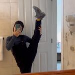 Jely Reategui Instagram - @sunandrain.pe brindándome estilo y comodidad en días de trabajitas donde se me juntaron 3 proyectos algo virulento. Me gusta esta marca porque además de sostenible, es libre de tallas, entonces tú le metes tu estilazo y te vistes como te de la gana porque es así como hay que vestirse. “Pero Jely, cuántas actividades en tan corto tiempo! cuál es tu secreto? “Me preguntan en el periódico mural. “Cantar Sobreviviré de Lucerito constantemente”, señalo. Con mi dedo.