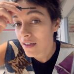 Jely Reategui Instagram - HOYYY SÁBADOOO Hoyyy sábadooo Doble función de La Tribu en el @nos.pucp a las 6:30pm y a las 8pm. Lo lograremos? Claro que sí. Aquí mi nueva rutina de maquillitas para Belén🩷 hace años que no uso base, sólo bloqueador y ahora este hidratante mágico de @martidermperu 😍 mis máscaras de pestañas y cejas son de @revitalashperu y buenazas! 🧡Para los cachetes y para hidratar boquita, los labiales de @thegardenproject.peru dando la hora 🍷 y para el color rojo fabuloso, un labial de @natura.peru ✨