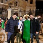 Jely Reategui Instagram – Mi enereada hasta el momento: 

1. Me fui a Huancayo. Específicamente a Mito. Qué lindo, no conocía. Llovió mucho. La lluvia me pone contenta porque huele rico y se lleva la pena. 

2. Un Huacón haciéndose una pregunta crucial. 

3. Soy una amante respetuosa y absoluta de las máscaras desde el 2015, cuando las descubrí de verdad en otro país bien lejos, ignorando la cultura infinita de máscaras que tenemos acá. Pero es igual, la magia existe independientemente del lugar. 

4. Algo muy típico. 

5. La bandera del Perú en lo más alto del Wawi Wawi. Quiero mucho a mi país, no entiendo a la gente que no lo quiere, lo gobierna y le hace daño. 

6. Latigazo amistoso de bienvenida en la Huaconada. A mi me lo negaron por ser mujer. Me quedé pensando. En esta foto estoy pensando un montón aunque esté sonriente. 

7. Mi amigo @emanuelsoriano11 ,a quien admiro y quiero mucho, posando con un interruptor. A veces saco buenos retratos y fotos de lejos. 

8. Jalé mi examen práctico de manejo porque cambiaron el circuito que me había aprendido y me desorienté. Estacioné perfecto porque soy la reina del paralelo y tengo buenas diagonales, pero todo lo demás lo hice mal. Me puse triste y me compré un helado. Volveré a intentarlo otro día. 

9. Hermoso encuentro en el cine, saliendo de ver @muertoderisapelicula ✨ está pajísima, hermoso y muy específico trabajo de todo el equipo. Qué emoción, la recomiendo mucho. 

Besitos.