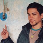 Jely Reategui Instagram – Mi enereada hasta el momento: 

1. Me fui a Huancayo. Específicamente a Mito. Qué lindo, no conocía. Llovió mucho. La lluvia me pone contenta porque huele rico y se lleva la pena. 

2. Un Huacón haciéndose una pregunta crucial. 

3. Soy una amante respetuosa y absoluta de las máscaras desde el 2015, cuando las descubrí de verdad en otro país bien lejos, ignorando la cultura infinita de máscaras que tenemos acá. Pero es igual, la magia existe independientemente del lugar. 

4. Algo muy típico. 

5. La bandera del Perú en lo más alto del Wawi Wawi. Quiero mucho a mi país, no entiendo a la gente que no lo quiere, lo gobierna y le hace daño. 

6. Latigazo amistoso de bienvenida en la Huaconada. A mi me lo negaron por ser mujer. Me quedé pensando. En esta foto estoy pensando un montón aunque esté sonriente. 

7. Mi amigo @emanuelsoriano11 ,a quien admiro y quiero mucho, posando con un interruptor. A veces saco buenos retratos y fotos de lejos. 

8. Jalé mi examen práctico de manejo porque cambiaron el circuito que me había aprendido y me desorienté. Estacioné perfecto porque soy la reina del paralelo y tengo buenas diagonales, pero todo lo demás lo hice mal. Me puse triste y me compré un helado. Volveré a intentarlo otro día. 

9. Hermoso encuentro en el cine, saliendo de ver @muertoderisapelicula ✨ está pajísima, hermoso y muy específico trabajo de todo el equipo. Qué emoción, la recomiendo mucho. 

Besitos.