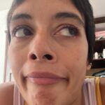 Jely Reategui Instagram - Dump de caritas a 2 días de estrenar #LaTribu ✨ el cansancio de siente, la cuchufleta se asoma, la vida continúa con el otro que no es kevin arnold porque kevin arnold es el de los años maravillosos y siempre me confundo. 1. Una foto que le mandé a mi mamá, un día que me preguntó cómo estaba. 2. Cuando fui a la Huaconada, le mandé a hacer a Don Julio, una máscara que no era de Huacón. Curiosamente la máscara que elegí fue la única que había sido utilizada por una mujer. Me entregaron mi máscara mi primer día de rodaje en #Ramón 🥲 significó mucho para mi 🩷 3. Al día siguiente de una jornada laboral de 22 horas, entre un ensayo, otro ensayo y un rodaje madrugador con llantito incluído. Intensos instantes como la canción de la @gala_brie 4. Zacarías en #LosCaracoles 5. Una clásica. Para siempre recordar mis orígenes.