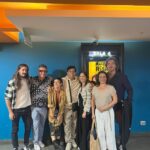 Jely Reategui Instagram – Mi enereada hasta el momento: 

1. Me fui a Huancayo. Específicamente a Mito. Qué lindo, no conocía. Llovió mucho. La lluvia me pone contenta porque huele rico y se lleva la pena. 

2. Un Huacón haciéndose una pregunta crucial. 

3. Soy una amante respetuosa y absoluta de las máscaras desde el 2015, cuando las descubrí de verdad en otro país bien lejos, ignorando la cultura infinita de máscaras que tenemos acá. Pero es igual, la magia existe independientemente del lugar. 

4. Algo muy típico. 

5. La bandera del Perú en lo más alto del Wawi Wawi. Quiero mucho a mi país, no entiendo a la gente que no lo quiere, lo gobierna y le hace daño. 

6. Latigazo amistoso de bienvenida en la Huaconada. A mi me lo negaron por ser mujer. Me quedé pensando. En esta foto estoy pensando un montón aunque esté sonriente. 

7. Mi amigo @emanuelsoriano11 ,a quien admiro y quiero mucho, posando con un interruptor. A veces saco buenos retratos y fotos de lejos. 

8. Jalé mi examen práctico de manejo porque cambiaron el circuito que me había aprendido y me desorienté. Estacioné perfecto porque soy la reina del paralelo y tengo buenas diagonales, pero todo lo demás lo hice mal. Me puse triste y me compré un helado. Volveré a intentarlo otro día. 

9. Hermoso encuentro en el cine, saliendo de ver @muertoderisapelicula ✨ está pajísima, hermoso y muy específico trabajo de todo el equipo. Qué emoción, la recomiendo mucho. 

Besitos.