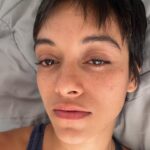 Jely Reategui Instagram - Dump de caritas a 2 días de estrenar #LaTribu ✨ el cansancio de siente, la cuchufleta se asoma, la vida continúa con el otro que no es kevin arnold porque kevin arnold es el de los años maravillosos y siempre me confundo. 1. Una foto que le mandé a mi mamá, un día que me preguntó cómo estaba. 2. Cuando fui a la Huaconada, le mandé a hacer a Don Julio, una máscara que no era de Huacón. Curiosamente la máscara que elegí fue la única que había sido utilizada por una mujer. Me entregaron mi máscara mi primer día de rodaje en #Ramón 🥲 significó mucho para mi 🩷 3. Al día siguiente de una jornada laboral de 22 horas, entre un ensayo, otro ensayo y un rodaje madrugador con llantito incluído. Intensos instantes como la canción de la @gala_brie 4. Zacarías en #LosCaracoles 5. Una clásica. Para siempre recordar mis orígenes.