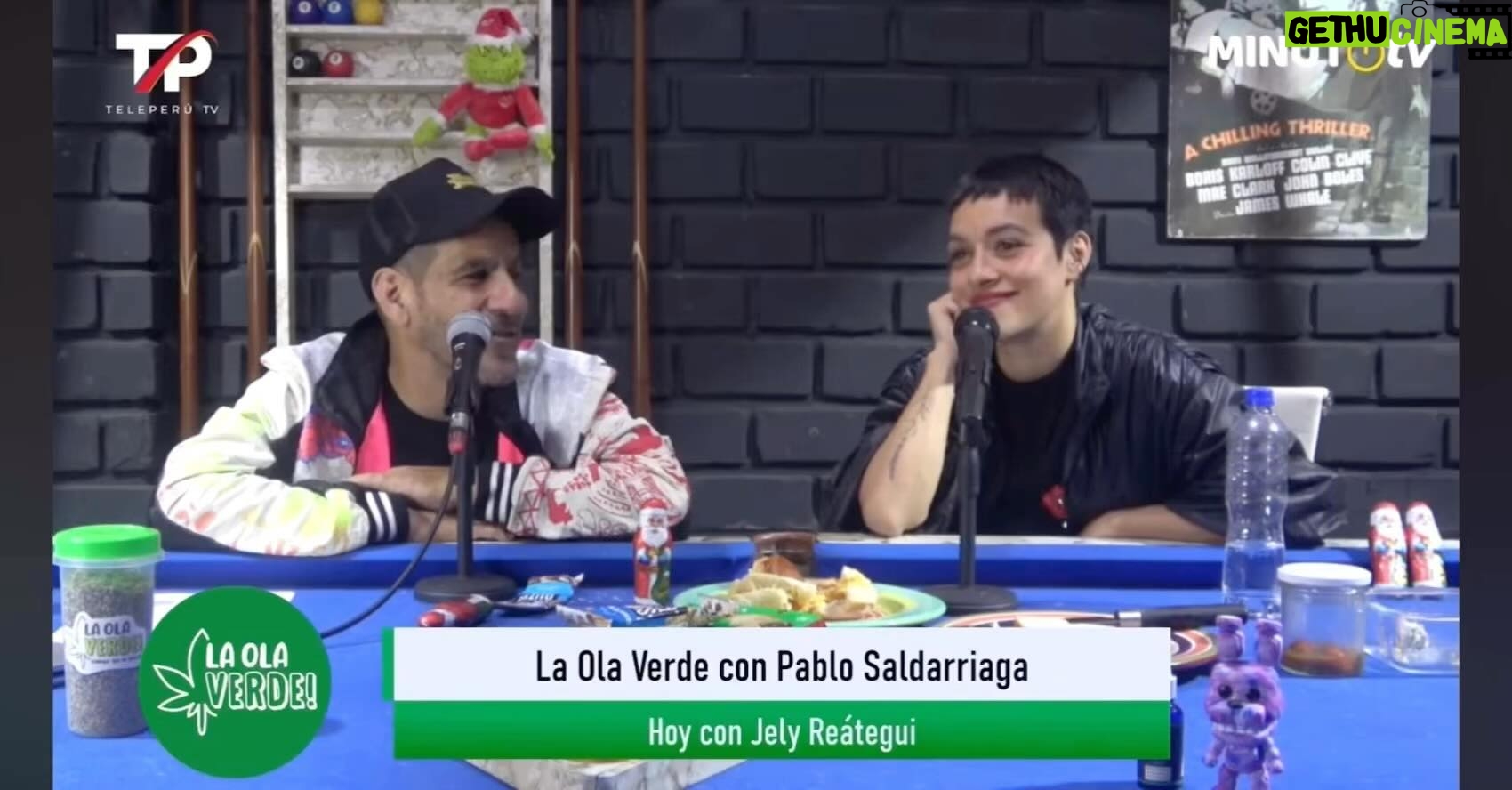 Jely Reategui Instagram - LIMA APESTA; corazón de perrini; y otras canciones que en realidad sólo es una más que se llama Plástico de @loscopsperu y está en spotify. Cantar con @funkybroster es una alegría en mi vida. El programa completo de @la.ola.verde está en youtube y fue igual que cuando nos juntamos a conversar en otras circunstancias. Y ya pues, que se acabe este año delorto y que se haga realidad lo que siempre ha dicho la miss mundial del universo sobre la paz mundial y esas cosas.