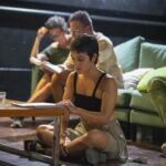 Jely Reategui Instagram - Feliz día del Teatro a todas las personas que lo disfrutan, lo quieren, lo cuidan y apagan su celular en la función ♥️ Feliz día a mis maestros teatrales que enseñan con respeto y disciplina ♥️ Feliz día al trabajo en equipo♥️ Feliz día a mis familias teatrales con las que tengo el placer infinito de estar compartiendo estos meses ♥️ Feliz día a los que seguimos metiéndole todo el flow y la entrega a este ritual maravilloso♥️ Aquí un remix de #LaTribu y #LosCaracoles 🥰 (ambas entradas están a la venta en joinuss)