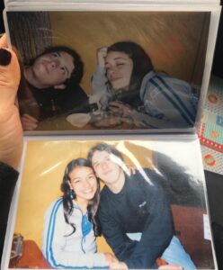 Jely Reategui Instagram - Hoy es cumpleaños de mis amigos más antiguos, y con antiguos no me refiero a que @charlieparradelriego es un señor muy mayor con bastón, me refiero a que somos amigos hace 23 años y desde ese entonces ha sido parte del grupo de mis amigos favoritos. Te quiero y te admiro amigo capo, virtuoso y bueno 🧡felices 93 al revés.