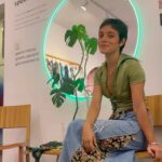 Jely Reategui Instagram - Recircular tu ropa es gran para no estar compra que te compra y para poder meterle tu estilo personal a lo que ya tienes 🩷 y en @infinitybyond lo hacen increíble porque @colorfuego_ es capa de capas ✨ Hablar a toda velocidad es algo que podría hacer en edición pero siempre quiero ser rapera así que me esfuerzo, ok? Gracias @infinitybyond por diseñar mi ropita para darle toda la onda a Belén🧡🍷🌷 (en 2 semanas estrenamos #LaTribu en el @teatro.nos )