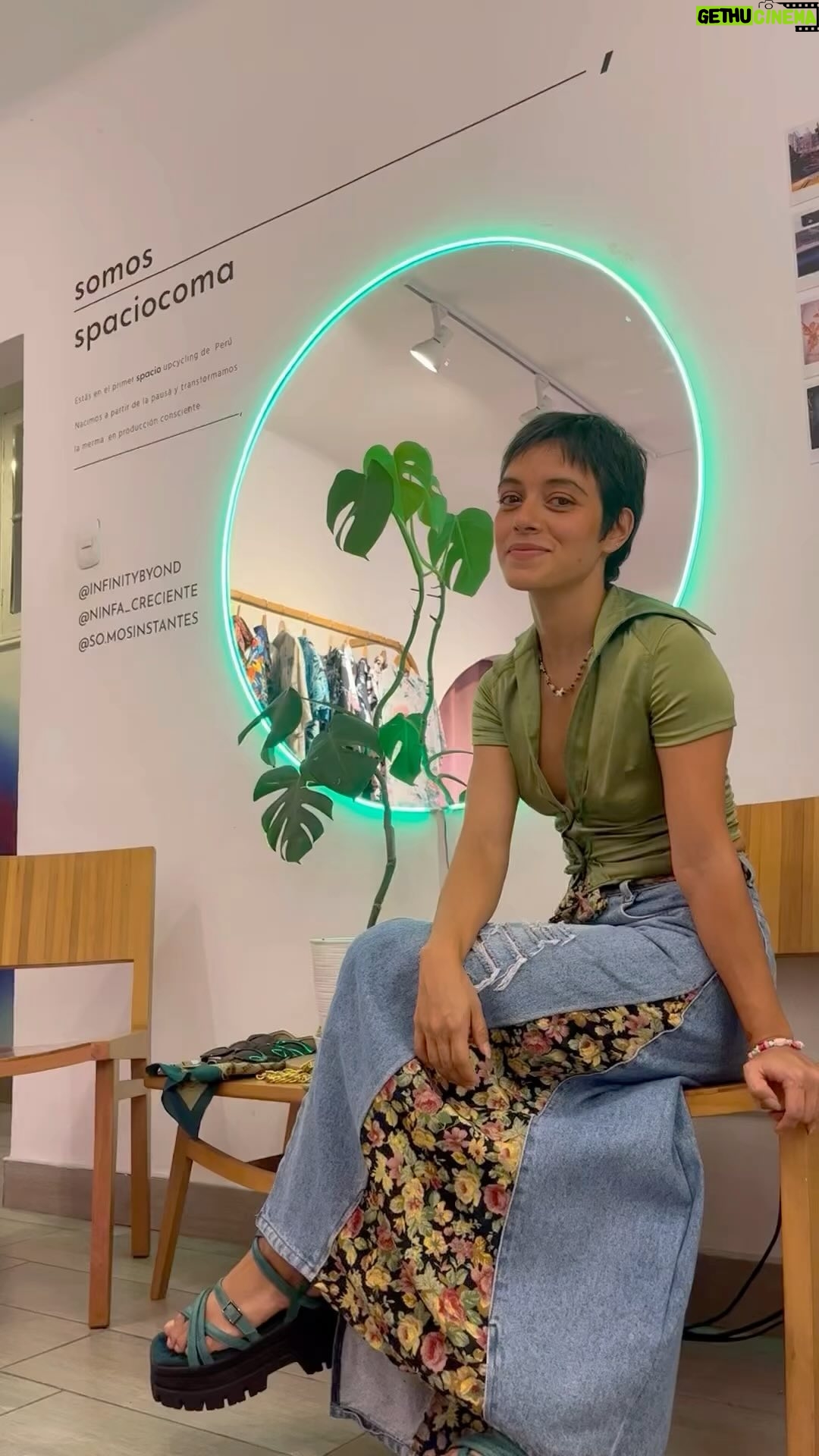 Jely Reategui Instagram - Recircular tu ropa es gran para no estar compra que te compra y para poder meterle tu estilo personal a lo que ya tienes 🩷 y en @infinitybyond lo hacen increíble porque @colorfuego_ es capa de capas ✨ Hablar a toda velocidad es algo que podría hacer en edición pero siempre quiero ser rapera así que me esfuerzo, ok? Gracias @infinitybyond por diseñar mi ropita para darle toda la onda a Belén🧡🍷🌷 (en 2 semanas estrenamos #LaTribu en el @teatro.nos )