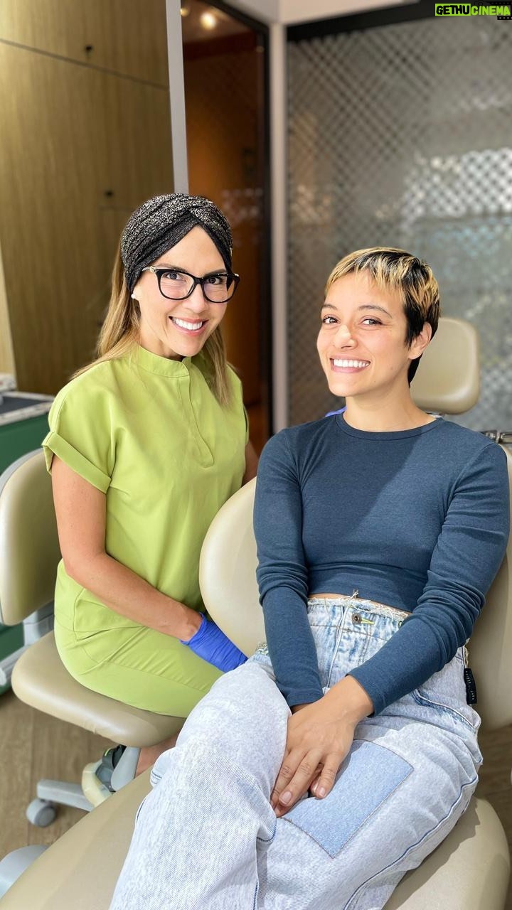 Jely Reategui Instagram - Ir al consultorio del Hada de los Dientes no sólo es ir a hacerme cargo de mi salud dental, también es contarle lo que hice en el día; y el día anterior; y qué almorcé; y cómo me corté el dedo cortando pan para hacerme mi panguchito; e incluso cantar las canciones del momento, como esta, que está de toda moda. Gracias Hada de los Dientes, por tu cuidado y tu oreja escuchadora ♥️ eres gran 🌷 @dramonicarubio ✨