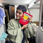 Jely Reategui Instagram – Hoy estrenamos Los Caracoles de Julio Ramón Ribeyro, dirigida por @manuelgoldp y producida por @lairaproducciones 

Y me tomo un ratito para dedicarle este post a mi amigo Namuel. Mi director. Mi amigo del alma, el actor con el que he compartido más montajes de teatro (12 obras sin contar reposiciones) y Los Caracoles es nuestra obra #13, pero con él como director, y es estupendo. La sensibilidad, creatividad, adicción al timming y claridad que tiene para interpretar, la une con su talento para comunicarse y llevarnos de la manito en todo el proceso de una manera tan paja y generosa que ayer terminamos todos llorando de amor antes del pre estreno. 

Amigo: te amo y te admiro. Eres un excelente director, actor, amigo, persona y armadillo astuto. 

A mis amigos del elenco y la pollito: Qué paja jugar juntos, son increíbles. Ojalá existiera el premio Bachi Soraluces para que nos nominen y ganar el premio de la diversión. 

Al equipo de @lairaproducciones : chambón! Qué bonito ser parte 🥹 gracias!

HOY ESTRENAMOS LOS CARACOLES EN EL @nuevoteatrojulieta ✨ corta temporada de jueves a domingo a las 8pm. Los esperamos con mucho cariño. 

Entradas en @joinnus y en la boletería del teatro.