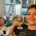 Jely Reategui Instagram – Mi hente latino: 

Gracias de corazón. Por su cariño, por sus mensajes, por la cantidad de veces que me han dicho pug en mi foto anterior (asumiré que soy una perraencalor), por el aguante y la buena onda. 

A mis familigos / amiglia los amo mucho. Gracias por estar, por llamar, venir a casa a darme abrazos deliciosos y regalos sin igual y sentarse en las sillas.

Recibí mis 36 veranos mejorando la casita, con mi dreamteam ❤️‍🔥 con orquesta en vivo del vecino, comiendo mi juanecito de yuca directamente desde Iquitos, gracias a @ikiitu, con una serie de manjares hermosos de @lapanetteriabarranco y mis bebidas fieles de siempre gracias a @sidracalango y @vinosguapos 🩷

El tiramisú de @olivia_y_coque_cucina tendrá su momento especial porque he decidido comerlo en ritual y calma.

Desayuné con mis amigas de toda la vida. No fui al mar como tenía planeado pero conocí a mi sobrina que se llama Mar y eso superó cualquier plan. 

Mi outfit cumpleañero llegó gracias al gentil auspicio de @pulgalatienda y me gustó mucho usarlo para ir a ensayar y a fiestear en mi casa🌸

La pasé muy bonito de verdad. Gracias. 

Agradecimientos especiales a @marianopaz__ y a @l.a.v.a.c.a por su incondicionalidad ♥️

Besitos cachichurris machichurris chichirris.