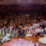 Jely Reategui Instagram - Feliz día del Teatro a todas las personas que lo disfrutan, lo quieren, lo cuidan y apagan su celular en la función ♥️ Feliz día a mis maestros teatrales que enseñan con respeto y disciplina ♥️ Feliz día al trabajo en equipo♥️ Feliz día a mis familias teatrales con las que tengo el placer infinito de estar compartiendo estos meses ♥️ Feliz día a los que seguimos metiéndole todo el flow y la entrega a este ritual maravilloso♥️ Aquí un remix de #LaTribu y #LosCaracoles 🥰 (ambas entradas están a la venta en joinuss)