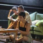 Jely Reategui Instagram - Ventajas de tener un co-director y dramaturgo vivo: aparece cada ensayo con textos nuevos y todos: “oeoeoeoeoeoeoe!!! quéfue quéfue!!!” …mentira, amamos a @italocordano , a su cerebro y a su corazón 🩷 Estoy muy contenta de ser parte de esta nueva familia teatral de oro que quiero y admiro🧡 las entradas de #LaTribu ya están a la venta y estrenamos el 13 de marzo en el @teatro.nos 🥰 qué emoción, creo que es la primera vez de todos ahí, yeeee✨ Más información, con @losproductores_ Foto: @rafo.in.raw