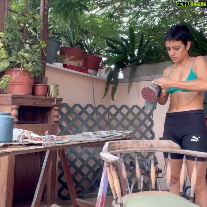 Jely Reategui - 8.6K Likes - Mi hente latino:
Gracias de corazón. Por su cariño, por sus mensajes, por la cantidad de veces que me han dicho pug en mi foto anterior (asumiré que soy una perraencalor), por el aguante y la buena onda.
A mis familigos / amiglia los amo mucho. Gracias por estar, por llamar, venir a casa a darme abrazos deliciosos y regalos sin igual y sentarse en las sillas.
Recibí mis 36 veranos mejorando la casita, con mi dreamteam ❤️🔥 con orquesta en vivo del vecino, comiendo mi juanecito de yuca directamente desde Iquitos, gracias a @ikiitu, con una serie de manjares hermosos de @lapanetteriabarranco y mis bebidas fieles de siempre gracias a @sidracalango y @vinosguapos 🩷
El tiramisú de @olivia_y_coque_cucina tendrá su momento especial porque he decidido comerlo en ritual y calma.
Desayuné con mis amigas de toda la vida. No fui al mar como tenía planeado pero conocí a mi sobrina que se llama Mar y eso superó cualquier plan.
Mi outfit cumpleañero llegó gracias al gentil auspicio de @pulgalatienda y me gustó mucho usarlo para ir a ensayar y a fiestear en mi casa🌸
La pasé muy bonito de verdad. Gracias.
Agradecimientos especiales a @marianopaz__ y a @l.a.v.a.c.a por su incondicionalidad ♥️
Besitos cachichurris machichurris chichirris.