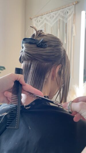 Jen Lilley Instagram - #haircut #hairsalon #bobcut