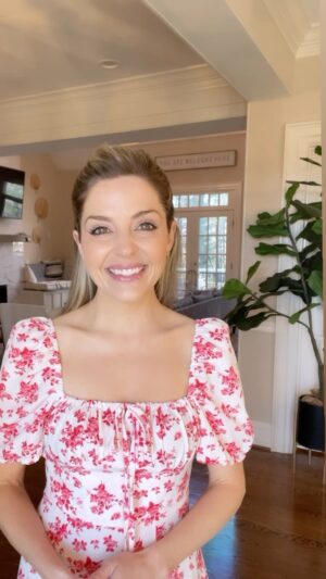 Jen Lilley Instagram - This #HolySaturday, @jen_lilley is back with another Easter message for us all 🤍
