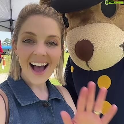 Jen Lilley Instagram - Hanging out with Gunny Bear at the @toysfortots event supporting children and families in #fostercare ❤️🙌🧸