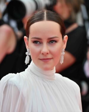 Jena Malone Instagram - Felt like a goddess from another era. Couldn’t do a damn thing without my incredible team 

Styling : @karlawelchstylist 
Dress : @zuhairmuradofficial 
Jewels / @chopard 
Make up and life support : @lisaaharon 
Hair @jillianhalouska 
Skin @joannavargasnyc
