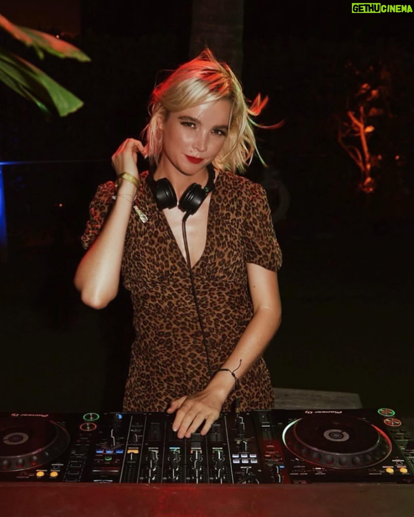 Jena Malone - 4.4K Likes - TUESDAY, 5/28: “Pre-Pride Proud to Feed LA” a benefit for @hollywoodfoodco presented by @gifthorsepro at @littlesecret_la !
Hosted by:
@realmichaelimperioli
@rainjphoenix
@jenamalone
Rooney Mara
@DavidFarrier (just added!)
With live performances by @margaret_cho (emcee & musical performance), @nickthune @theashleyray
@dylanadler_ @lukerathborne & @escapeartistlovers 🤍🤍🤍
And DJ sets by @devendrabanhart @fattonyrap @chromesparks & @allieteilz 🧡
Event will also feature a silent auction!
Huge thank you to our event vendors who are graciously donating a portion of their proceeds toward the fundraiser:
@mexicantatdad
@stay.zeroproof
@eatatJewel
@Goodshirts
@cosmic_jelly
@suaysewshop
@hvy_wthr
@goose_summer
@midnightbooksla
100% of proceeds from tickets & auction benefit Hollywood Food Coalition!
if you’re interested in vending, sponsoring, or donating an item toward the auction, please contact @cuteanon__ or @gifthorsepro.
💛730 Doors
💛830 Show
💛10-late DJ’s/ dance party
tix in @littlesecret_la bio!
21 . Located in Frogtown/Elysian Valley. Event is primarily outdoors (bring a jacket!) You’ll receive exact address in Fanimal email 48 hrs before event — don’t delete!!
PARKING: Rideshare or public transit recommended, but there is also parking all along 18th & Pasadena.
Photogs: Jena Malone by @tina_turnbow, Escape Artist Lovers by @cassandrachurch
flyer by @chris.tucci