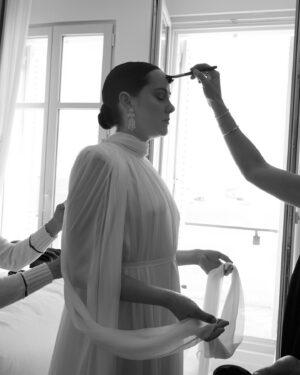 Jena Malone Instagram - Honey , it will always take an army to lift the feminine up. It’s just the society we live in. Whether in its most glamorous or sunken state, you will sink or swim depending on the community you surround yourself with. 

This was a moment of swimming

Styles to the nines by @karlawelchstylist , a fellow solider in arms whom I would go deeply into battle with no matter the terrain. She inspires the best from me. 

Beauty , inside and out , championed by the talented hands of @lisaaharon , fellow mama and ride or dier, she truly makes my insides feel seen 

Hair styled by @jillianhalouska , whom I had just met that day but how glorious to fall so deeply into step with someone. A glorious light she is 

Photos by @vsteves whom blew into our tiny room with an ease of camouflage and care. Thank you for capturing these before moments together. I appreciate your gaze and gift of time. 

“