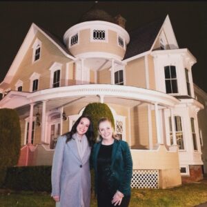 Jenna Leigh Green Instagram - When Libby came to Sabrina’s house and didn’t throw shade.

Repost from @melissajoanhart
•
This year we did a special charity fundraiser by taking a few fans to the actual exterior of the Spellman Family house in Freehold NJ. But I noticed a few funny things about it. Check out the video.  @jennaleighgreen @thats4ent
