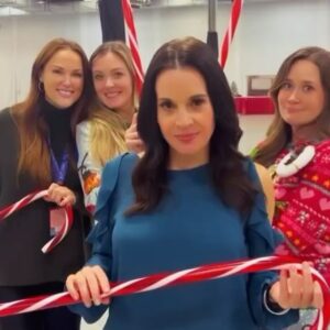 Jenna Leigh Green Instagram - Had an absolute blast hosting this years Christmas Con for @thats4ent. Loved meeting so many new faces and my holiday spirit just spiraled. Till next time…🎄🎄