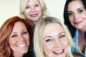 Jenna Leigh Green Instagram - 90’s Con! Three days of excitement, exhaustion, joy and fun! Thanks for the memories, @thats4ent. Till next time….
•
#sttw #tgif #reunion #sabrinatheteenagewitch #90sbaby #oldfriends #family