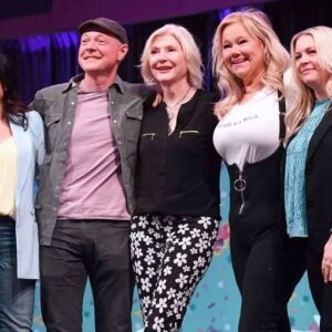 Jenna Leigh Green Instagram - 90’s Con! Three days of excitement, exhaustion, joy and fun! Thanks for the memories, @thats4ent. Till next time….
•
#sttw #tgif #reunion #sabrinatheteenagewitch #90sbaby #oldfriends #family