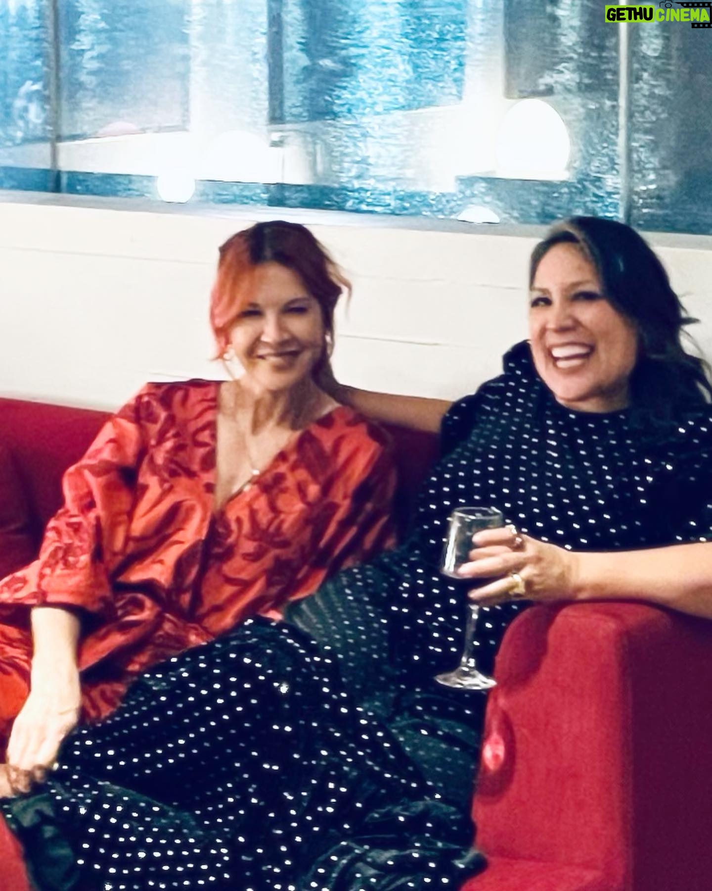 Jenna Elfman Instagram - Thank you Australia! 🇦🇺 Thank you @therealkateceberano and @leerogers12! 😍😘 🥰 Thank you @sophiabanksc! 😻 I adore you @_gypzy_ @mrlewisjlewis! 🫶🏼 To all the new friends, old friends and brilliant experiences— THANK YOU! ✨ Memories I will hold in my heart for the rest of time…. ♾️