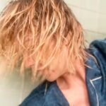 Jenna Elfman Instagram - So happy to be back to blonde! Thank you for your mastery @traceycunningham1 ! 🙏🏼🥳 And thank goodness for your holy grail of @olaplex that is keeping my hair totally intact and healthy!!!!!
