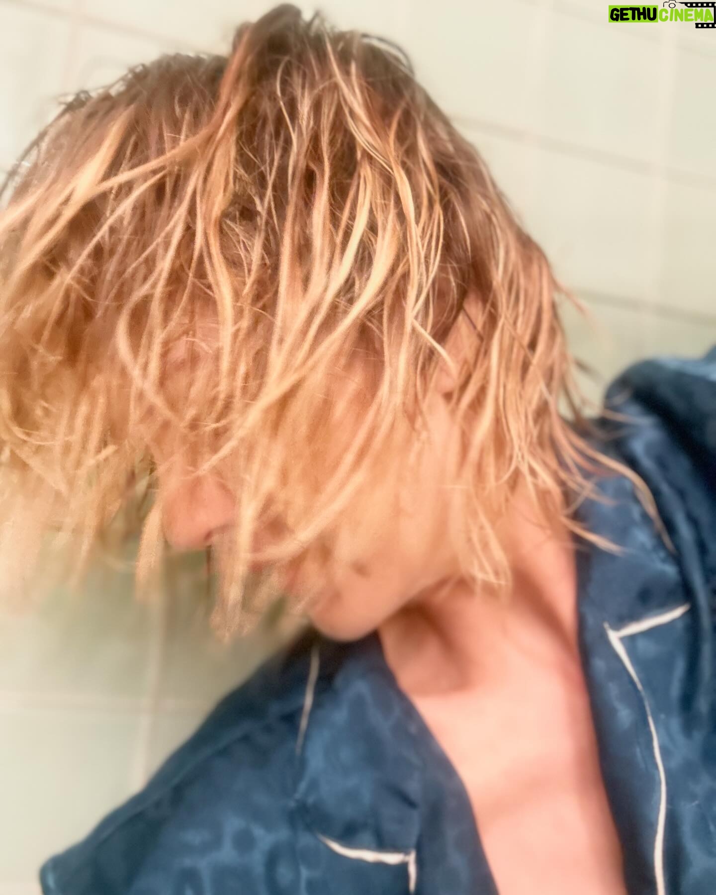 Jenna Elfman Instagram - So happy to be back to blonde! Thank you for your mastery @traceycunningham1 ! ππΌπ₯³ And thank goodness for your holy grail of @olaplex that is keeping my hair totally intact and healthy!!!!!