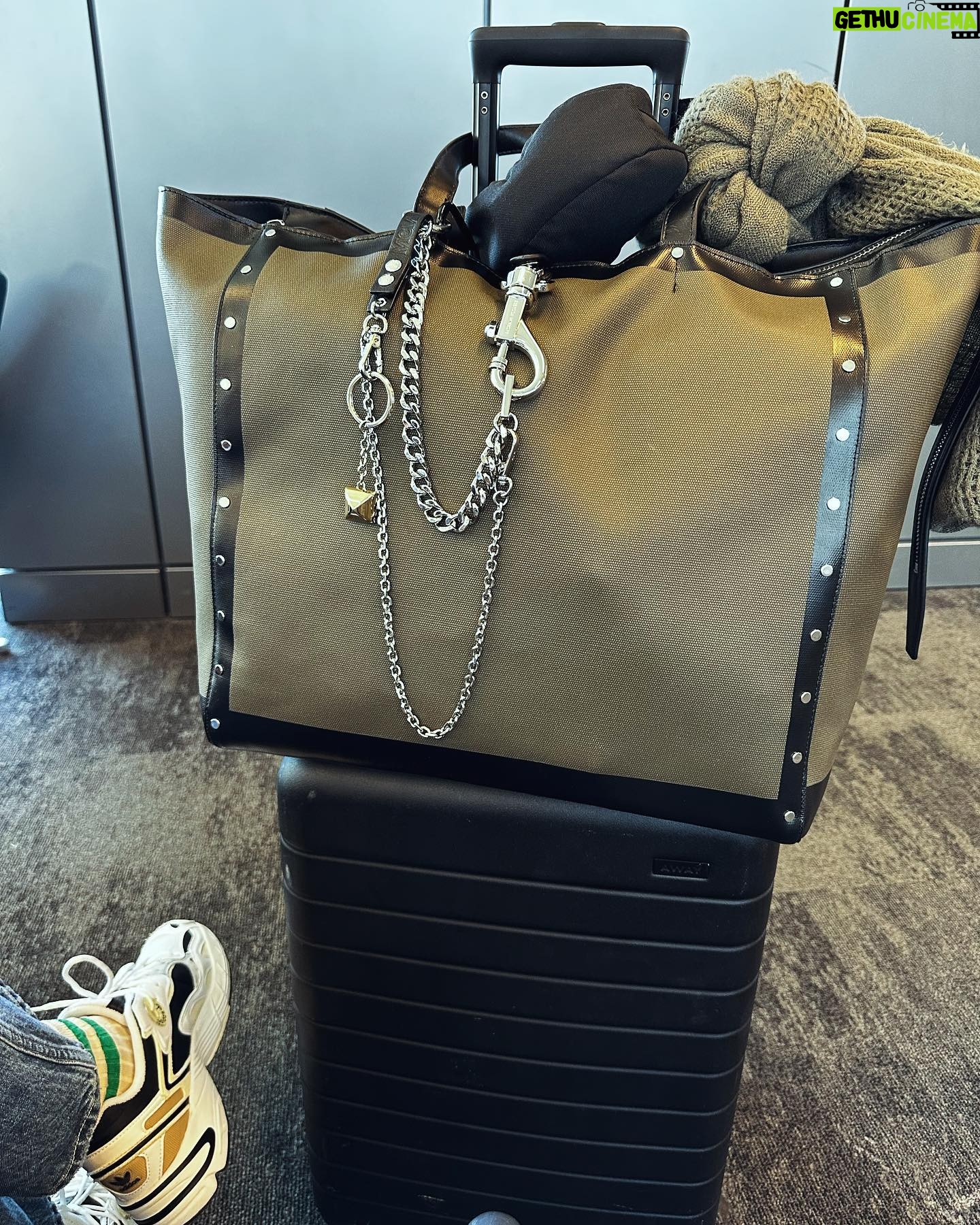 Jenna Elfman Instagram - Ready for my exciting international trip! Big thanks to @away and my self-decorated new @rebeccaminkoff Weekender Tote. 🫶🏼🫶🏼🫶🏼