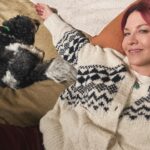 Jenna Elfman Instagram – Catching a quiet moment with spunky Mr. Pluto. @therealkateceberano @leerogers12 @_gypzy_
