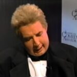 Jenna Elfman Instagram - Ohhhhh this fun & absurdly delightful memory from 1999 (whoa, 25 years ago!) when Martin Short as Jiminy Glick “interviewed” me. Swipe to see @stevemartinreally playing along with Martin Short too. I just finished watching all 3 seasons of @onlymurdershulu (LOVE IT, SO GOOD) and so this throwback with the two of them is extra satisfying. #dharmaandgreg #onlymurdersinthebuilding