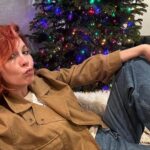 Jenna Elfman Instagram – HOLIDAY TIME!!!! 🎄✨ @melaniejacobshair
