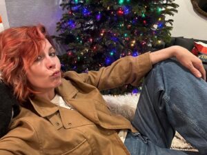Jenna Elfman Instagram - HOLIDAY TIME!!!! 🎄✨ @melaniejacobshair