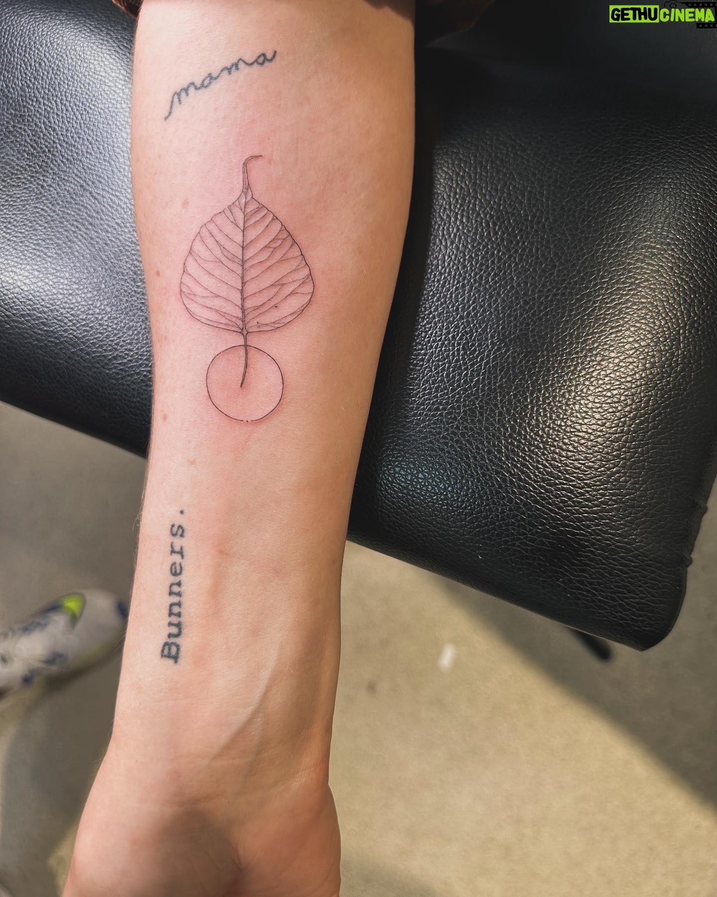 Jenna Elfman Instagram - Thank you, thank you @fine.line.tattoos for my new, special tattoo. Leaf of the Bodhi Tree. I love it, and you guided me perfectly to the end result. ππΌ You are a gem of a human, making the experience that much more special for me. #BodhiTree β¨π«ΆπΌ // πΈ: @therealkateceberano