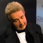 Jenna Elfman Instagram - Ohhhhh this fun & absurdly delightful memory from 1999 (whoa, 25 years ago!) when Martin Short as Jiminy Glick “interviewed” me. Swipe to see @stevemartinreally playing along with Martin Short too. I just finished watching all 3 seasons of @onlymurdershulu (LOVE IT, SO GOOD) and so this throwback with the two of them is extra satisfying. #dharmaandgreg #onlymurdersinthebuilding